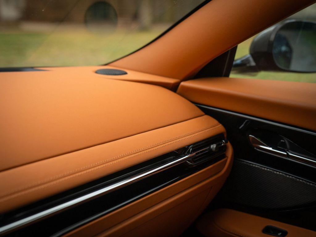 Aston Martin DB12 2025