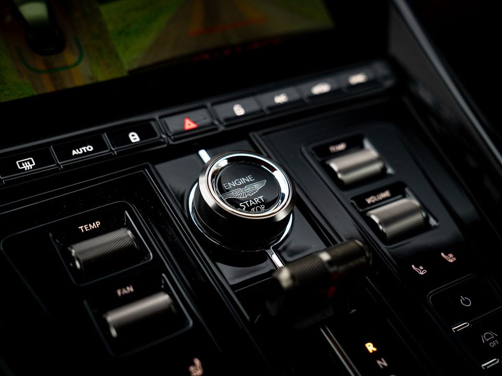 Aston Martin DB12 2025