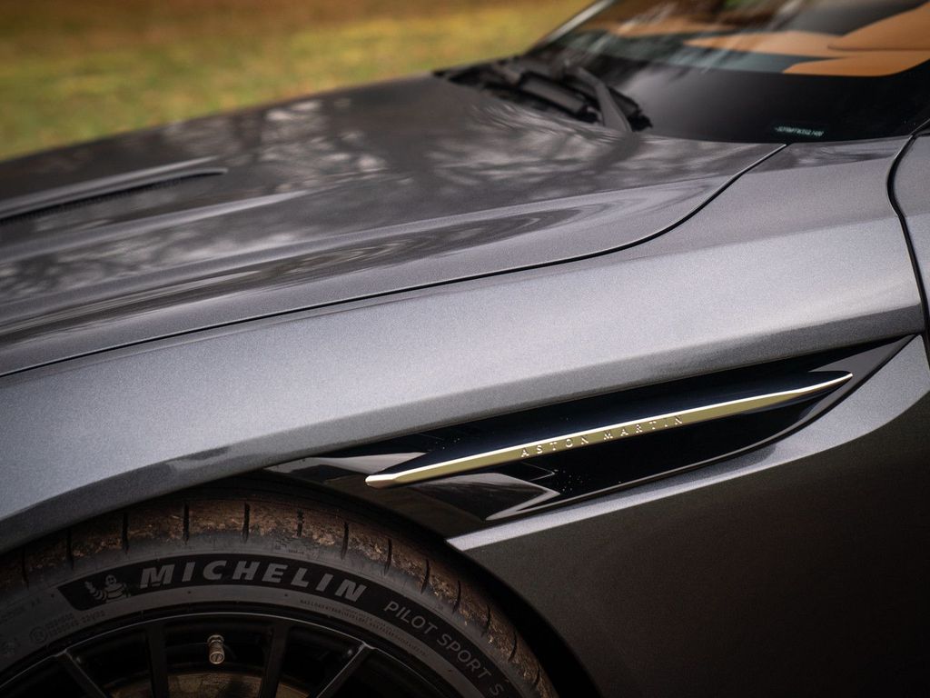 Aston Martin DB12 2025