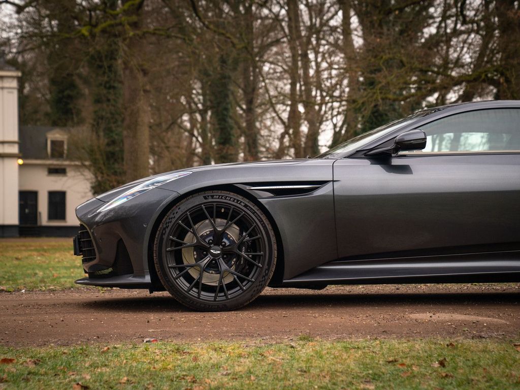 Aston Martin DB12 2025