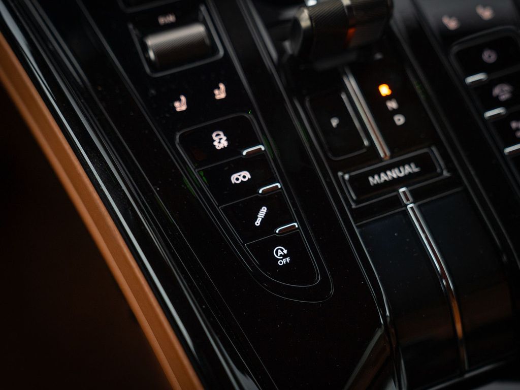 Aston Martin DB12 2025