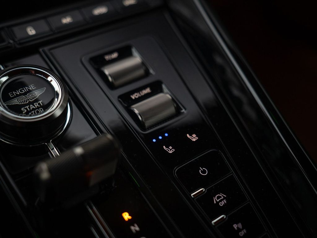 Aston Martin DB12 2025