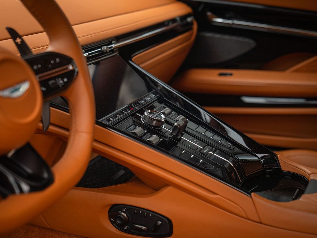 Aston Martin DB12 2025