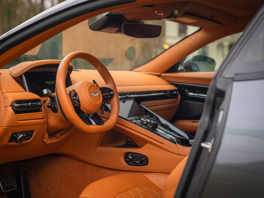 Aston Martin DB12 2025