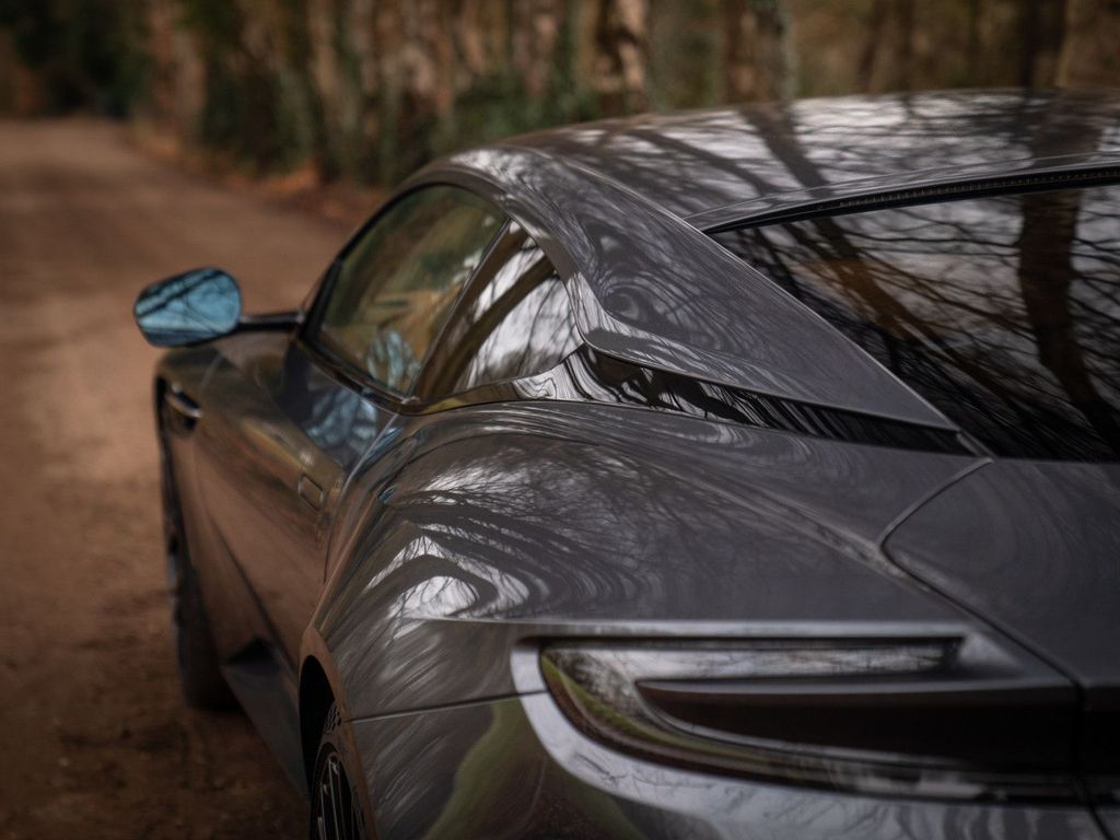 Aston Martin DB12 2025