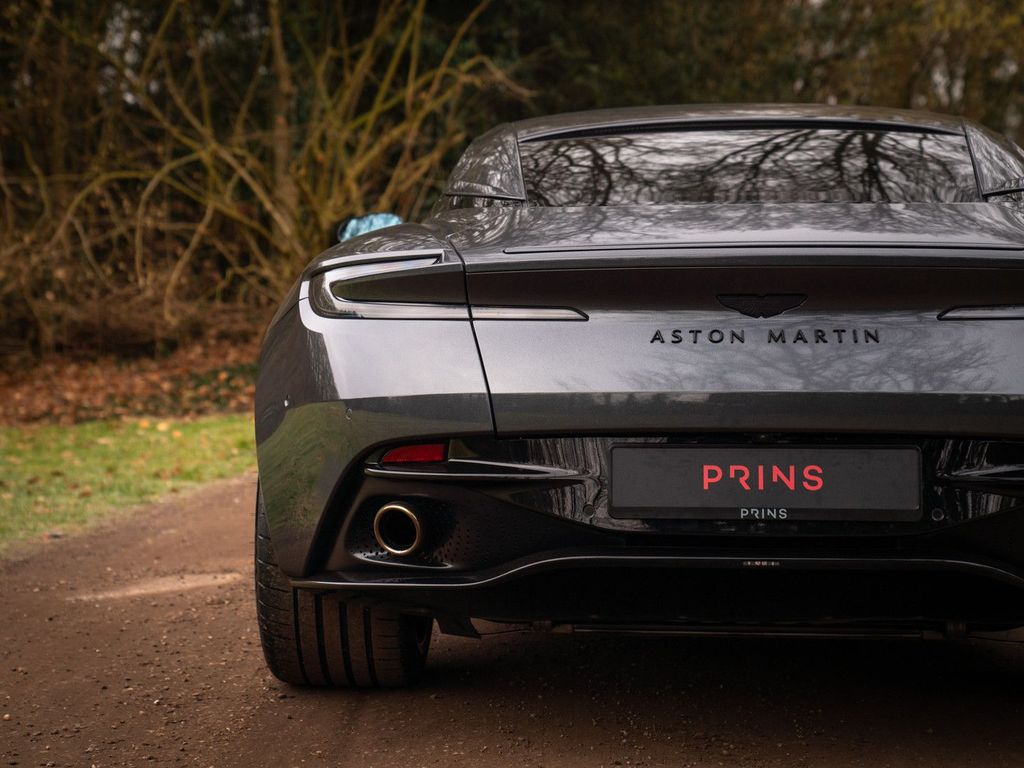 Aston Martin DB12 2025
