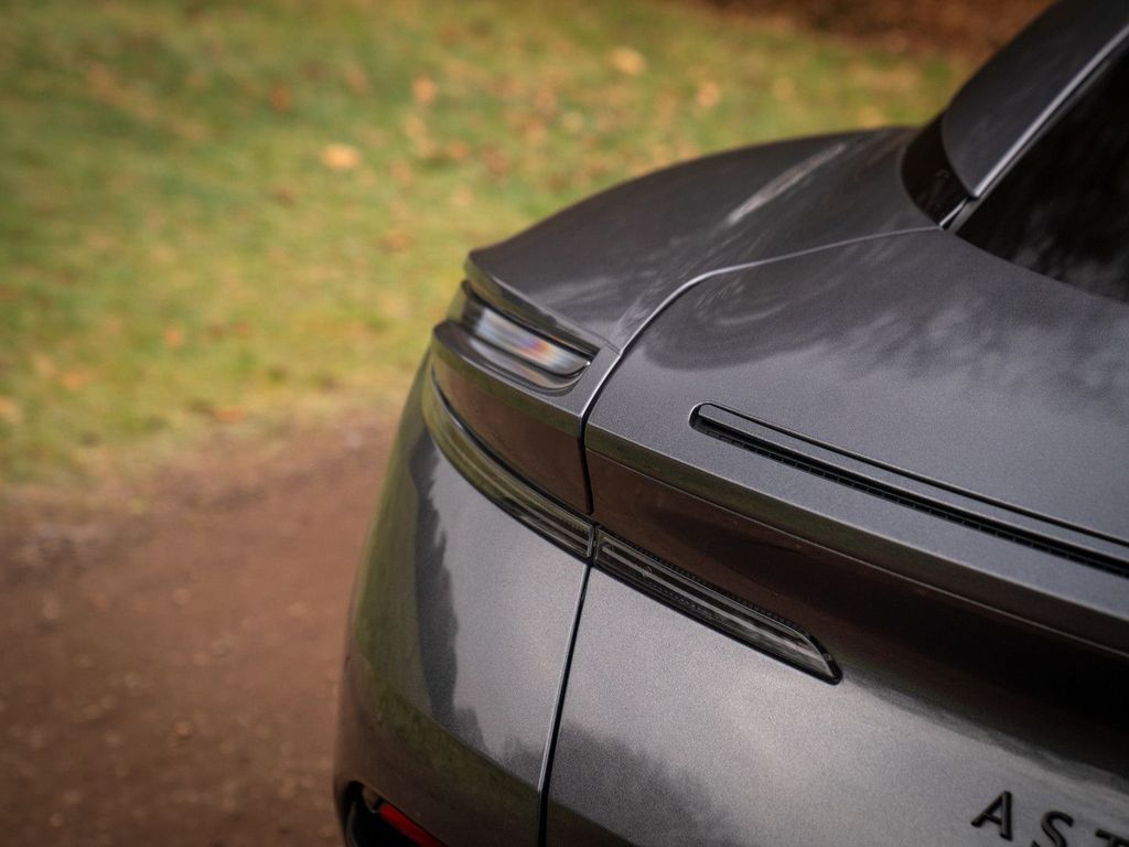 Aston Martin DB12 2025