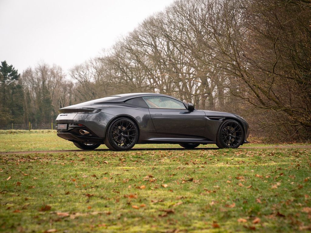 Aston Martin DB12 2025