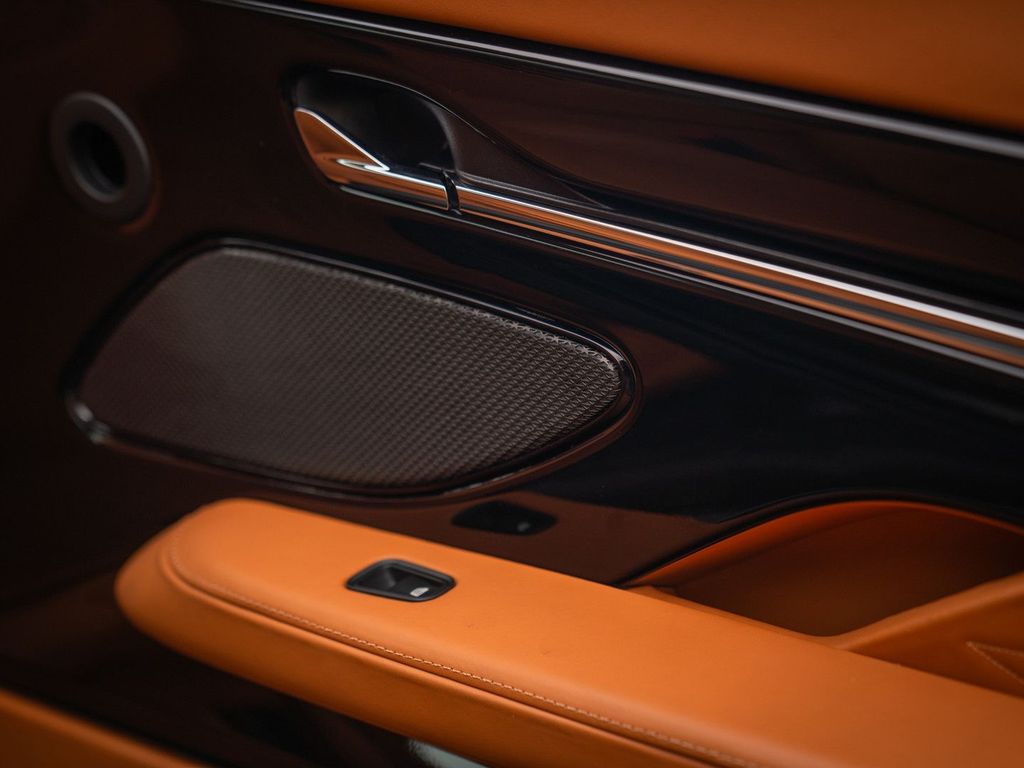 Aston Martin DB12 2025