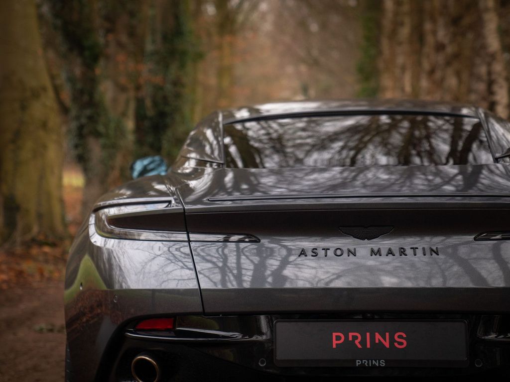 Aston Martin DB12 2025