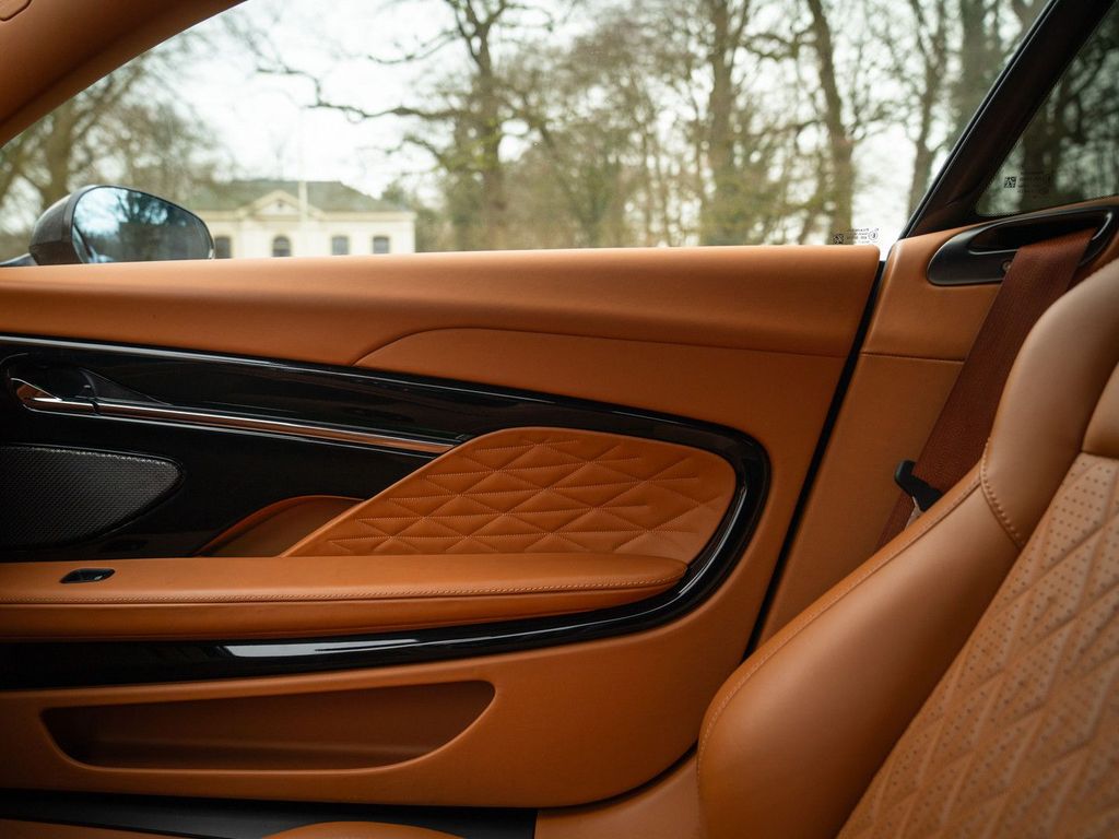 Aston Martin DB12 2025