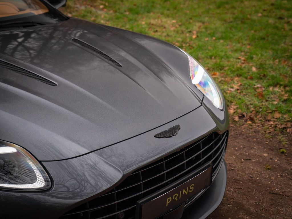 Aston Martin DB12 2025