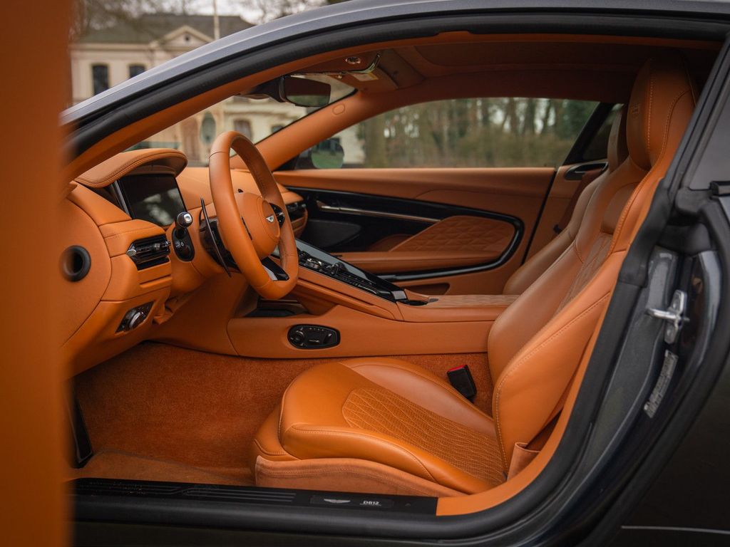 Aston Martin DB12 2025