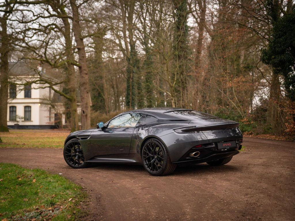 Aston Martin DB12 2025