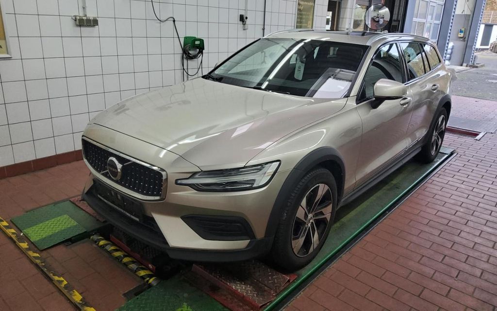 Volvo V60 Cross Country 2023
