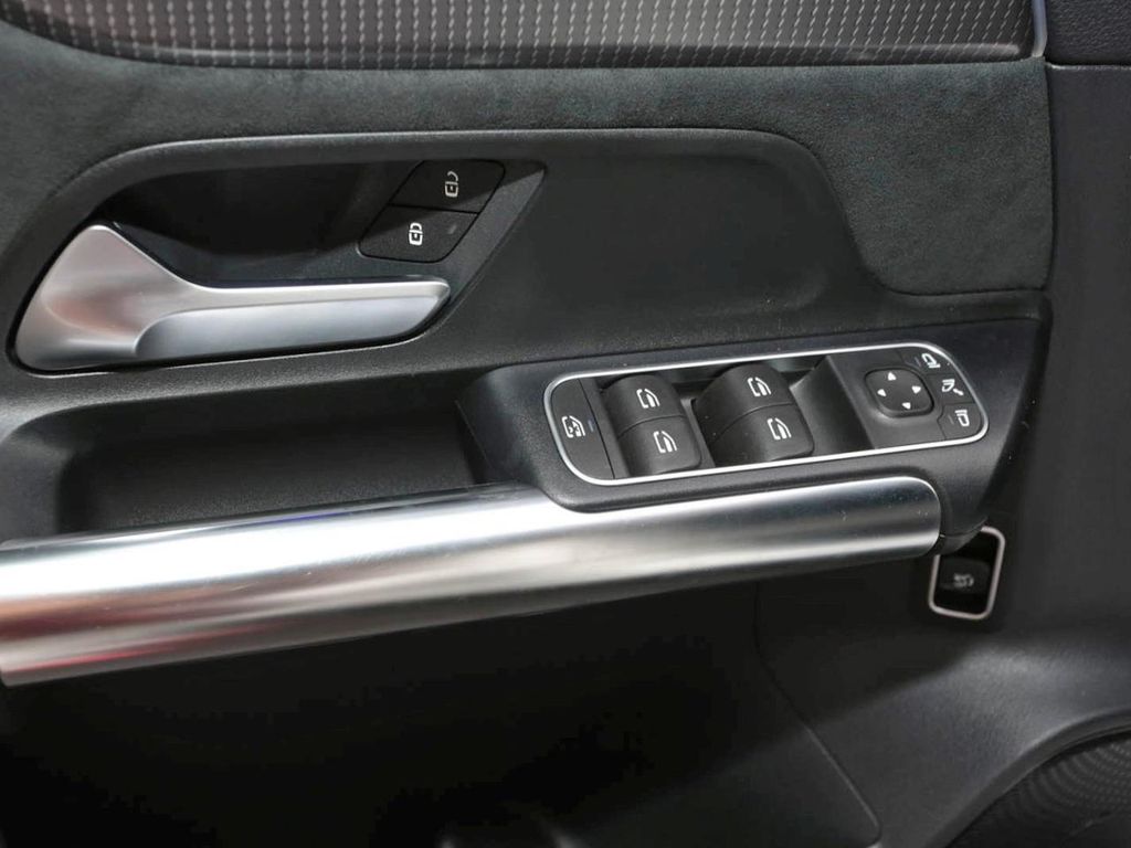 Mercedes-Benz EQA 2021