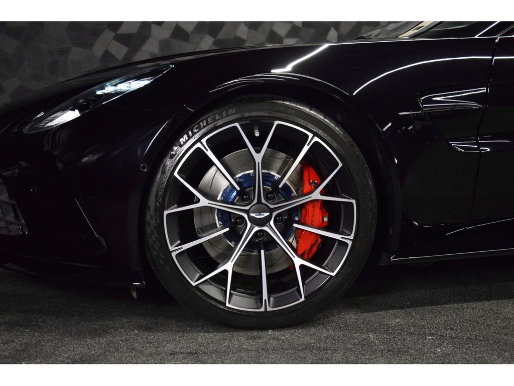 Aston Martin V8 Vantage 2025