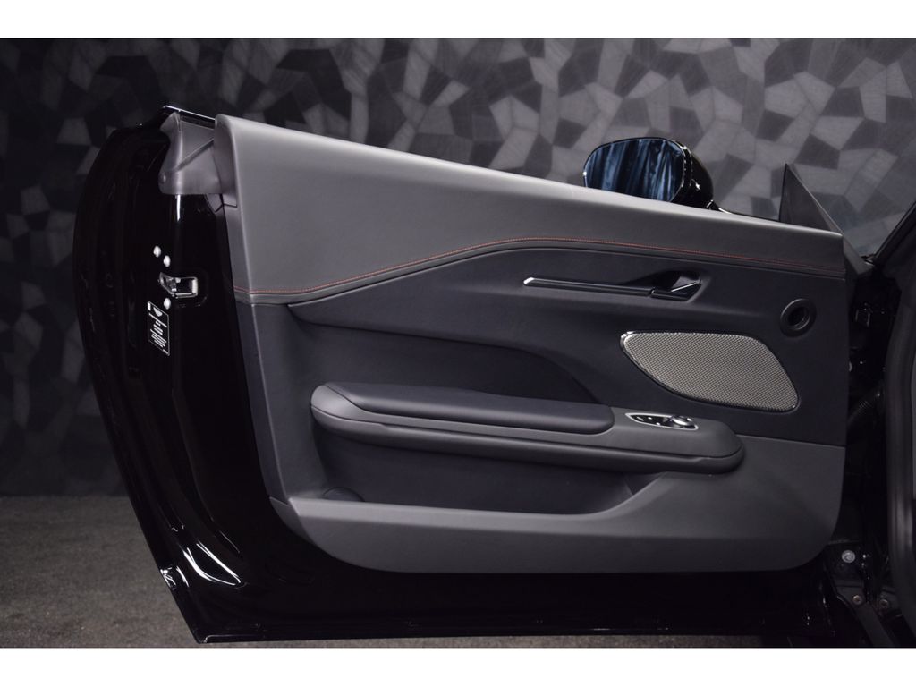 Aston Martin V8 Vantage 2025