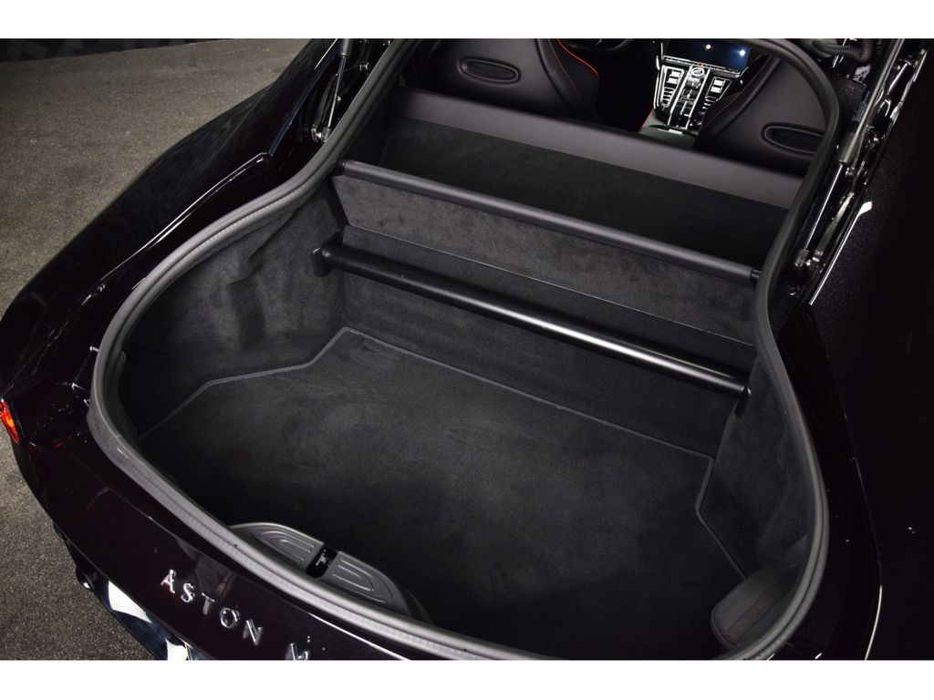 Aston Martin V8 Vantage 2025