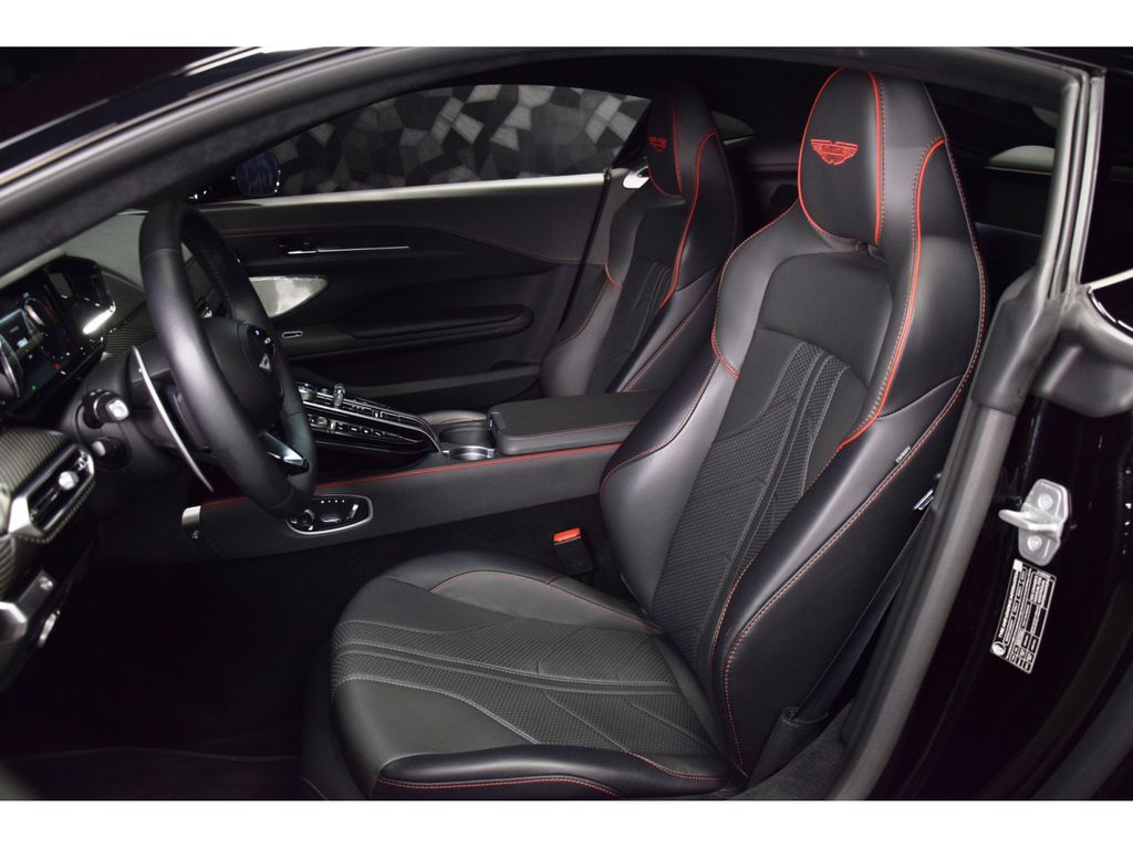 Aston Martin V8 Vantage 2025