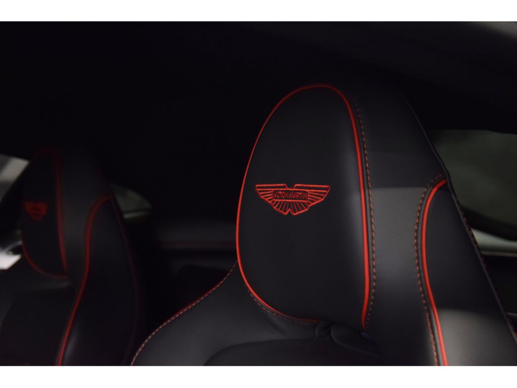 Aston Martin V8 Vantage 2025