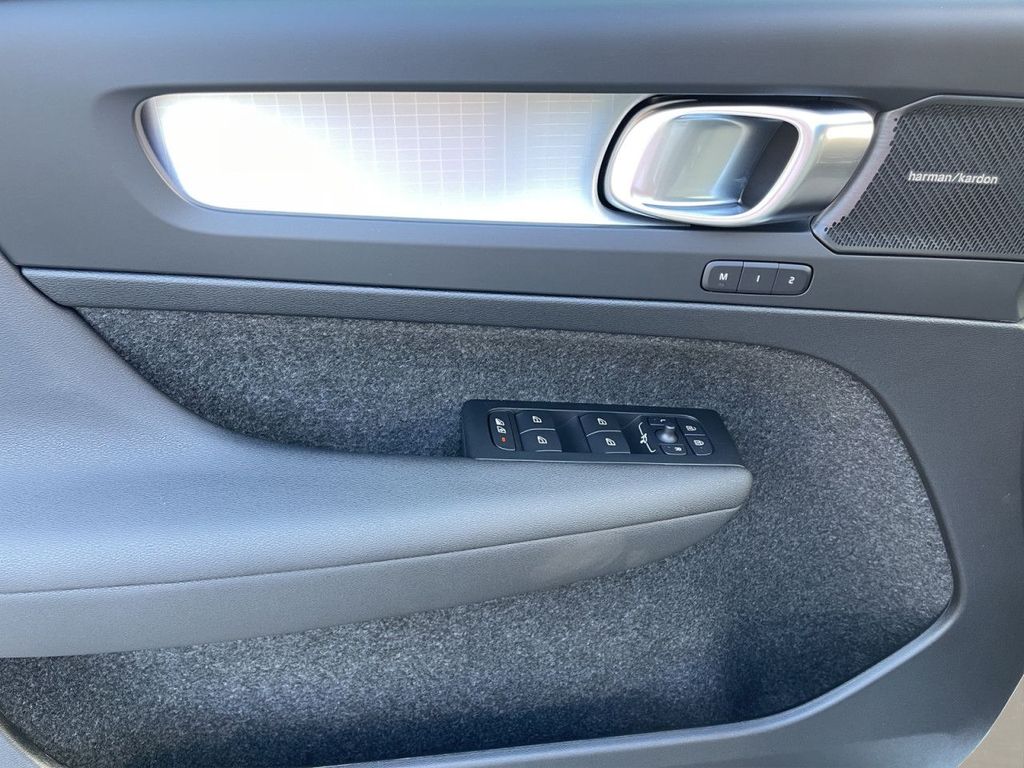 Volvo XC40 2025