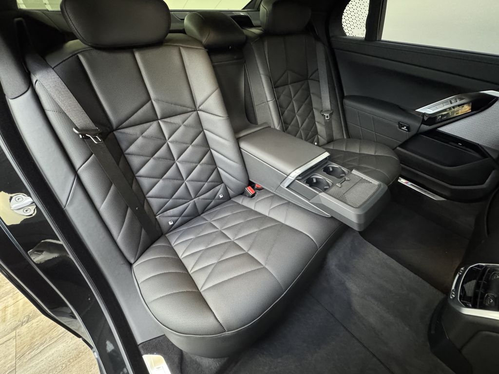 BMW 750 2025