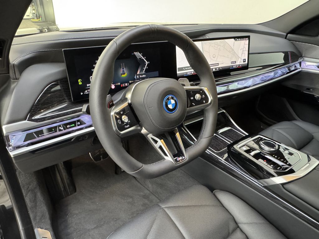 BMW 750 2025