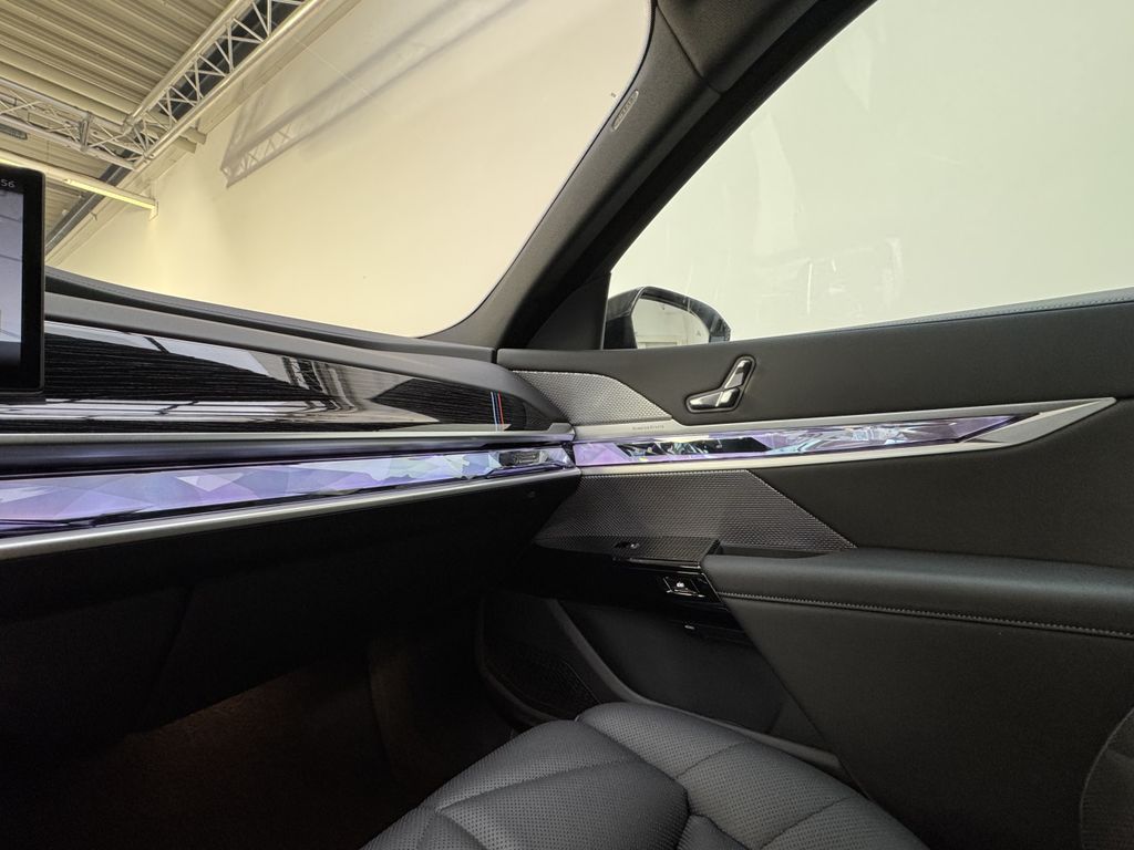 BMW 750 2025