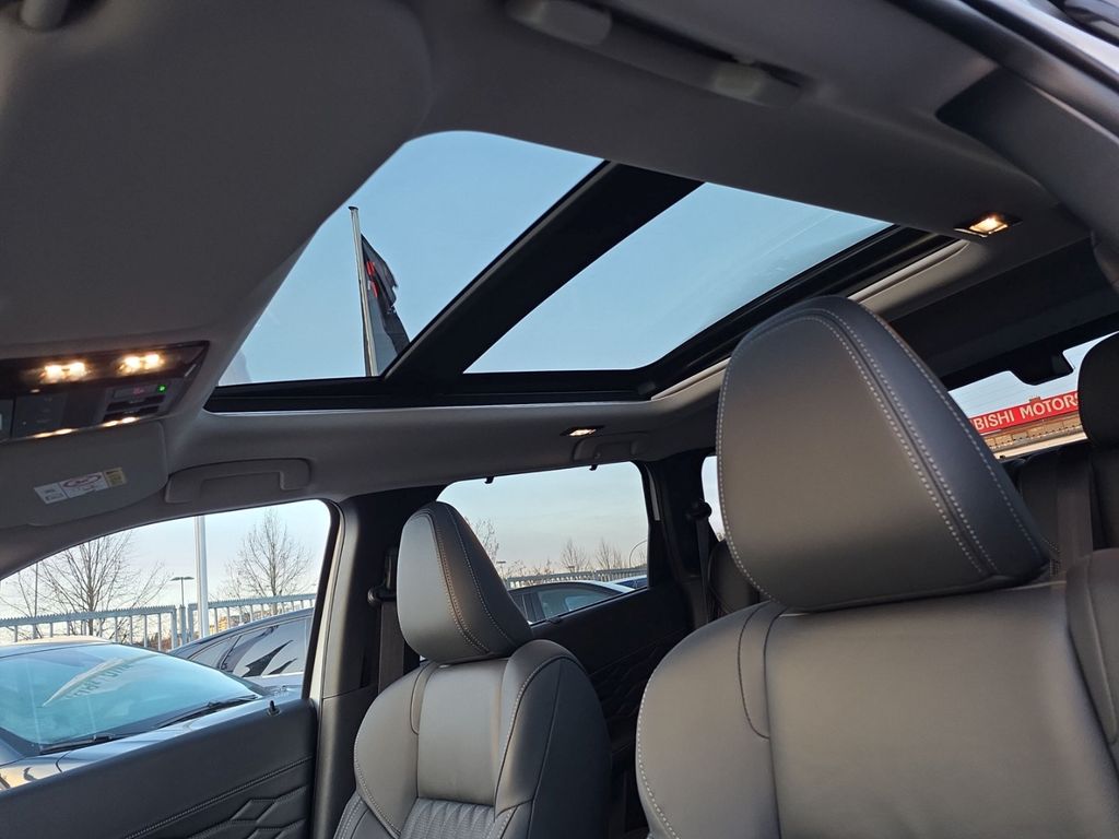 Mitsubishi Plug-in Hybrid Outlander 2025