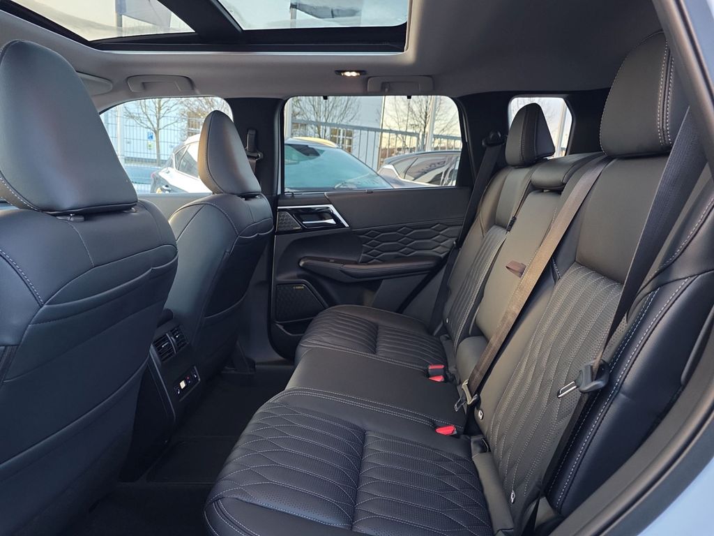 Mitsubishi Plug-in Hybrid Outlander 2025