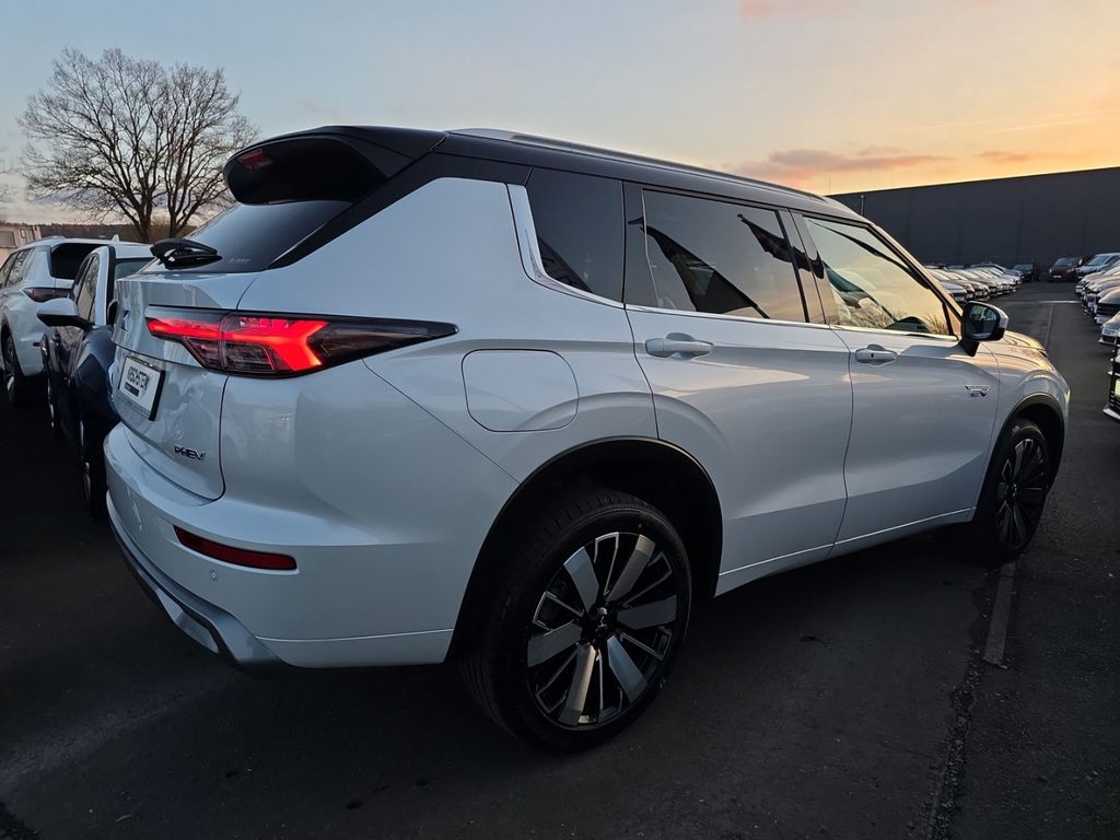Mitsubishi Plug-in Hybrid Outlander 2025