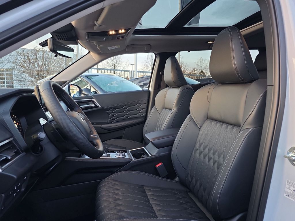 Mitsubishi Plug-in Hybrid Outlander 2025