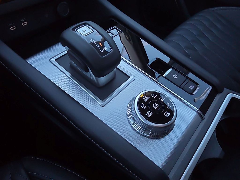 Mitsubishi Plug-in Hybrid Outlander 2025