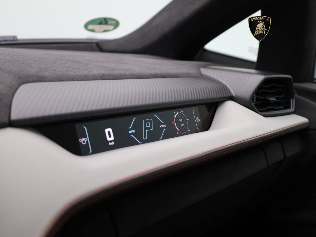 Lamborghini Revuelto 2024