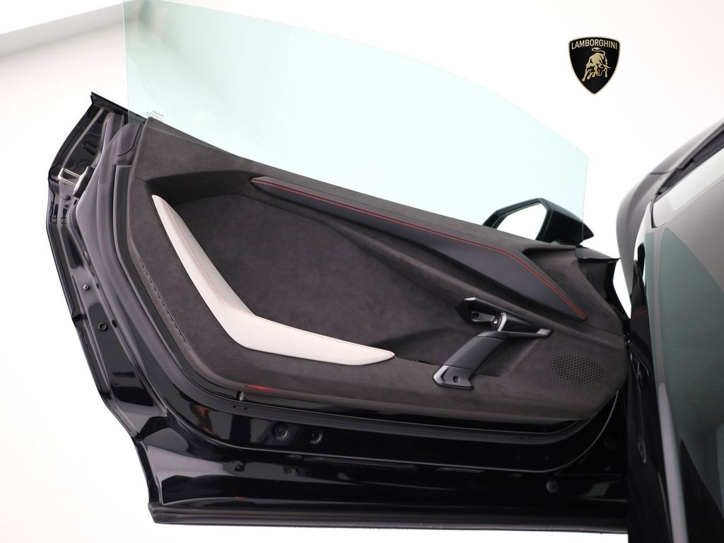 Lamborghini Revuelto 2024