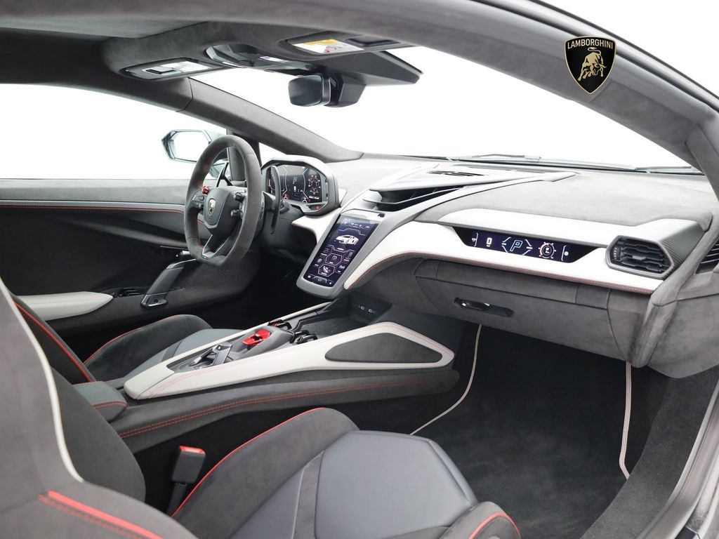 Lamborghini Revuelto 2024