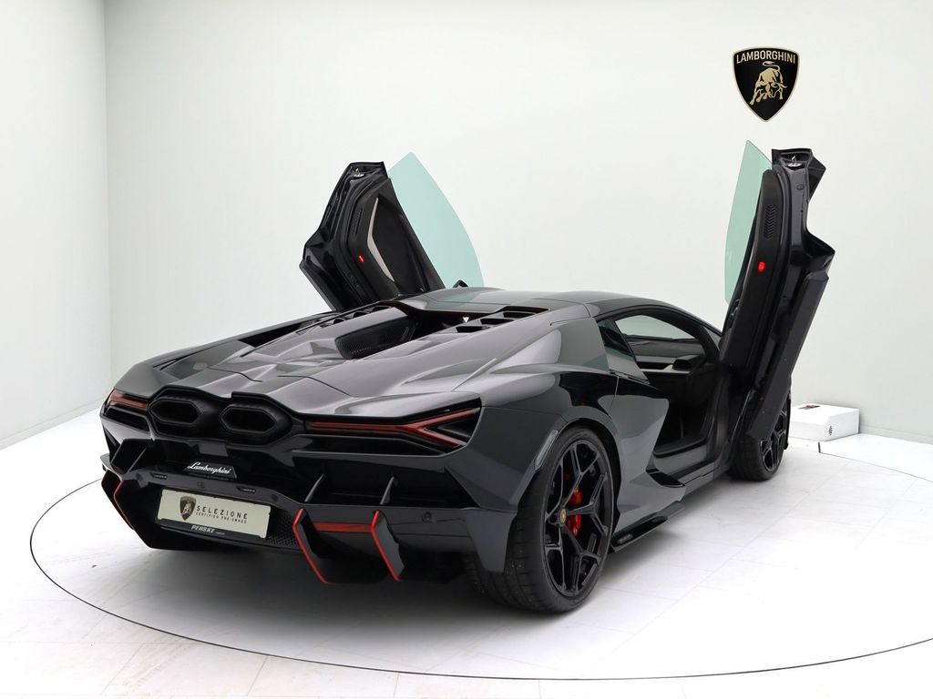 Lamborghini Revuelto 2024