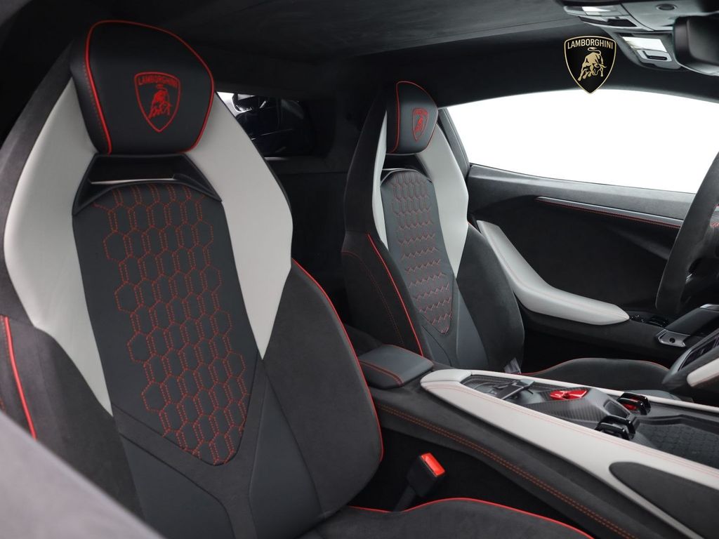 Lamborghini Revuelto 2024