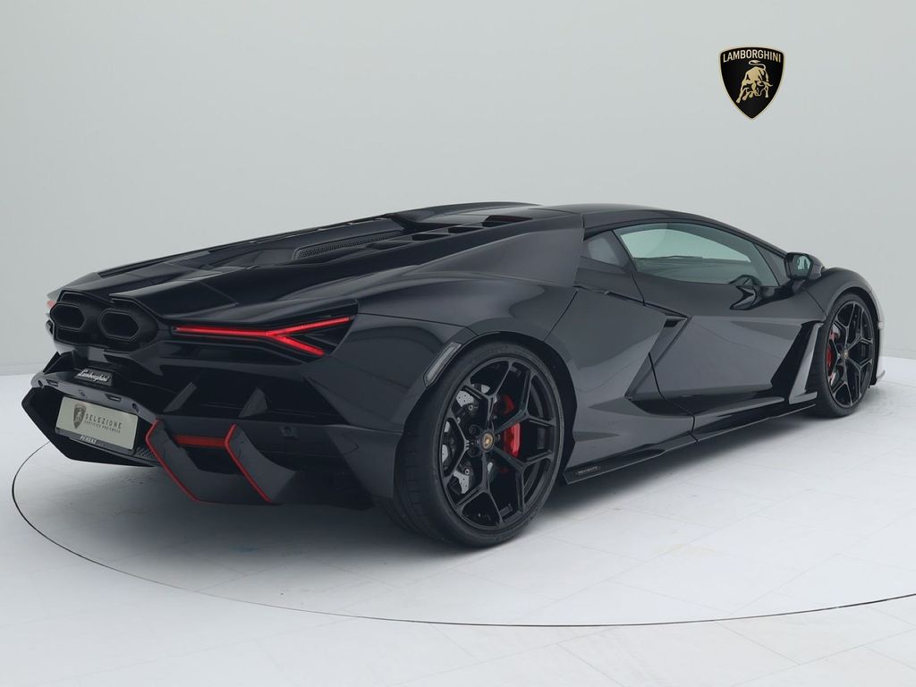 Lamborghini Revuelto 2024