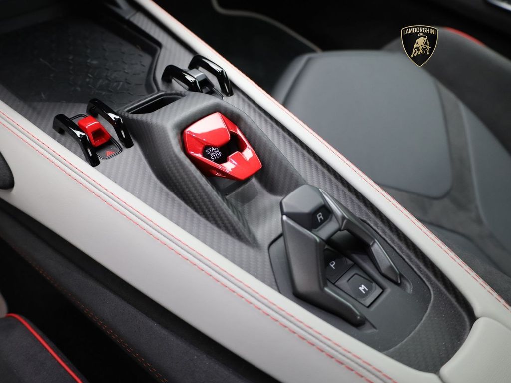 Lamborghini Revuelto 2024