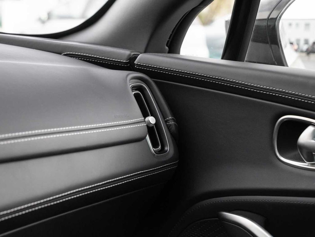 Aston Martin DBX 2023