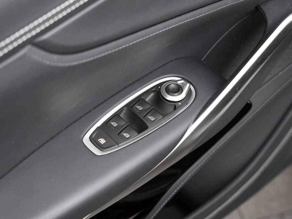 Aston Martin DBX 2023