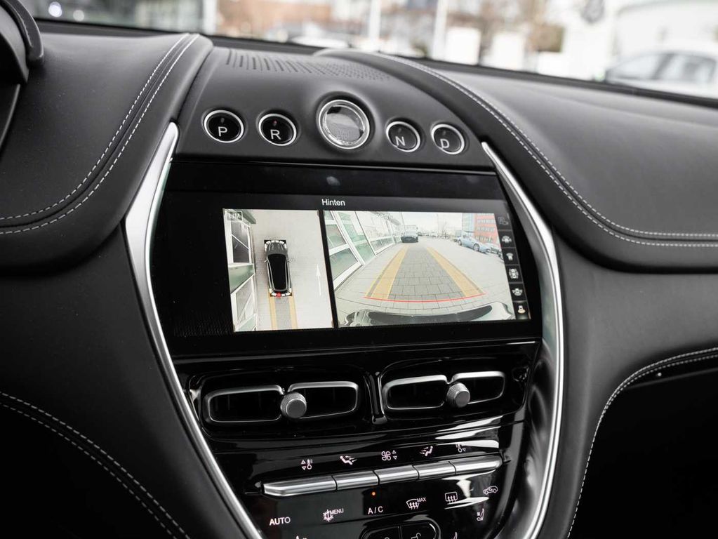 Aston Martin DBX 2023