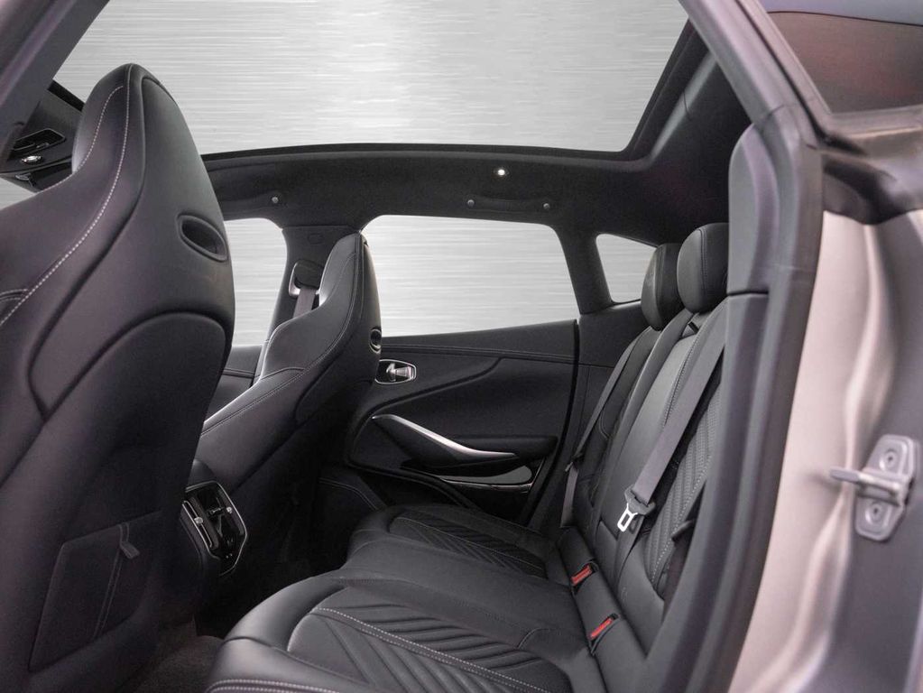 Aston Martin DBX 2023