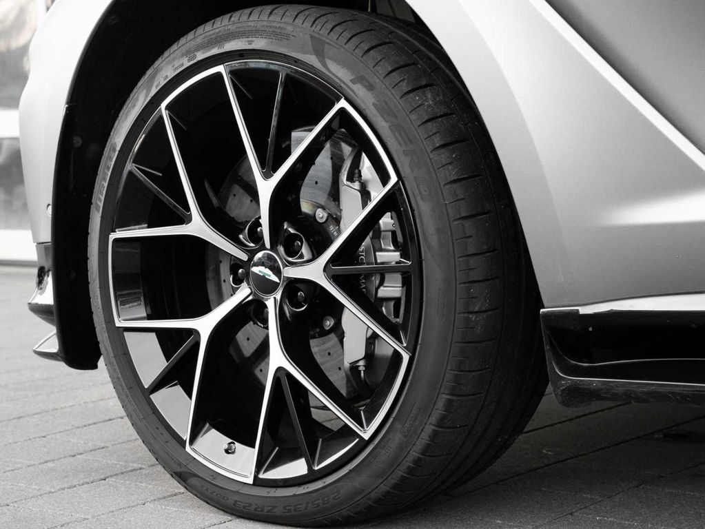 Aston Martin DBX 2023