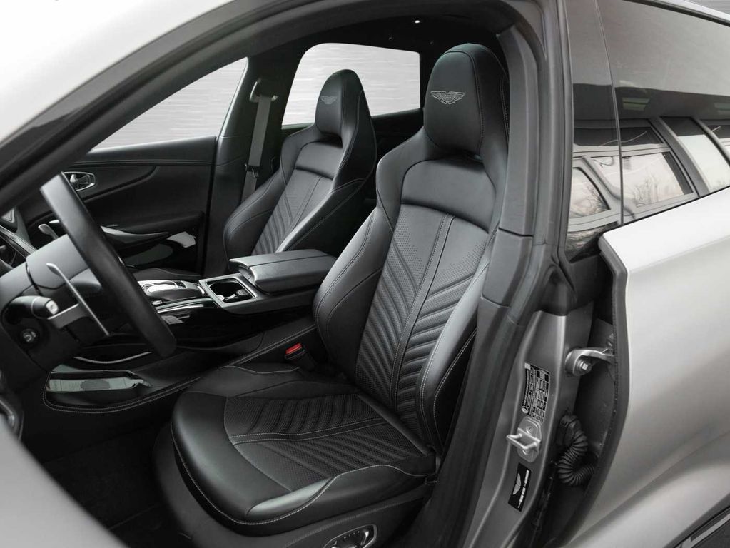 Aston Martin DBX 2023