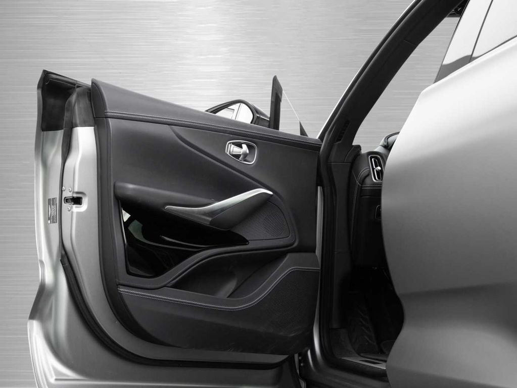 Aston Martin DBX 2023