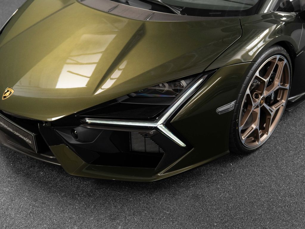 Lamborghini Revuelto 2024