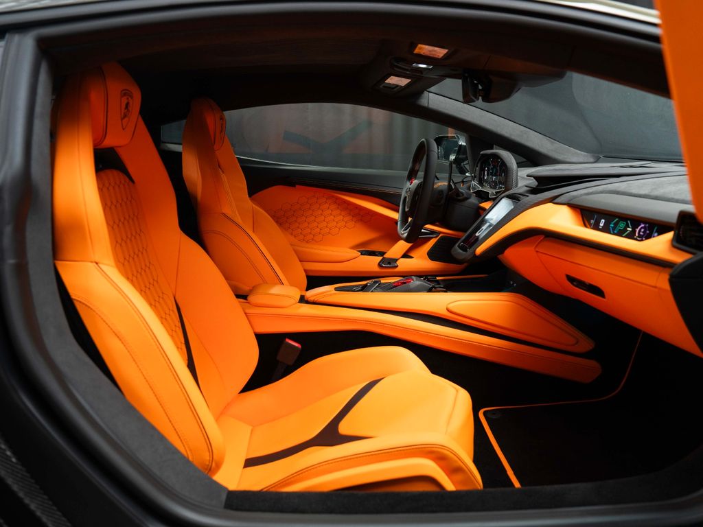 Lamborghini Revuelto 2024